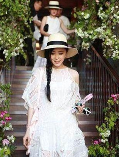 看看女星們花式戴草帽的帽子戲法！